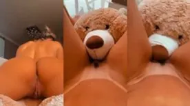 Loira do OnlyFans Vanessinha Vailatti nua esfregando a buceta no ursinho